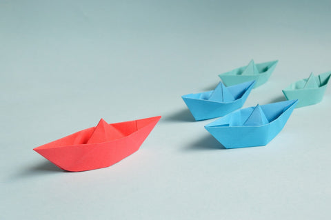 des origamis en forme de bateau