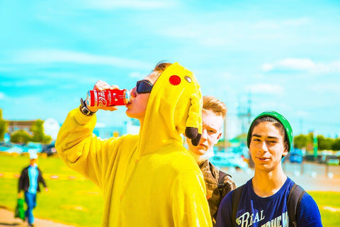 festivalier portant un kigurumi pikachu