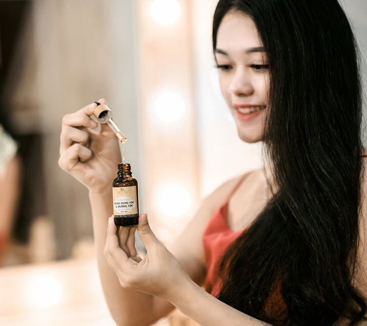 woman using hair medicine