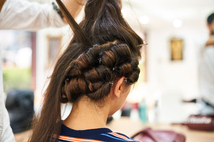 customer getting a hair dye highlights