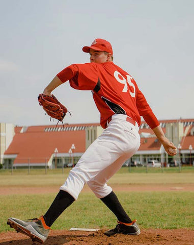 joueur baseball lancer balle