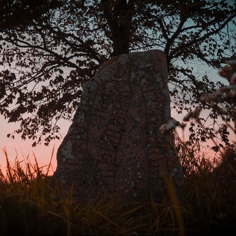 Elin Pirsos picture of a runestone when night falls