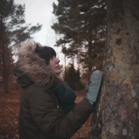 Elin Pirsos picture of her touching a runestone