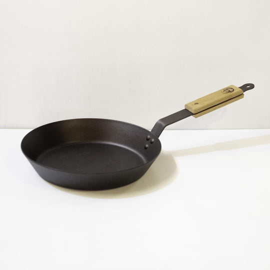 https://cdn.shopify.com/s/files/1/0257/8012/5751/products/netherton-foundry-spun-iron-frying-pan-26cm-season-green-2_540x.jpg?v=1587621239