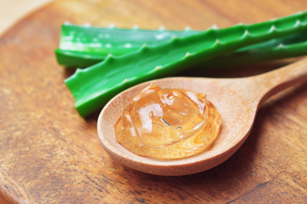 aloe vera home remedy to reduce facial redness