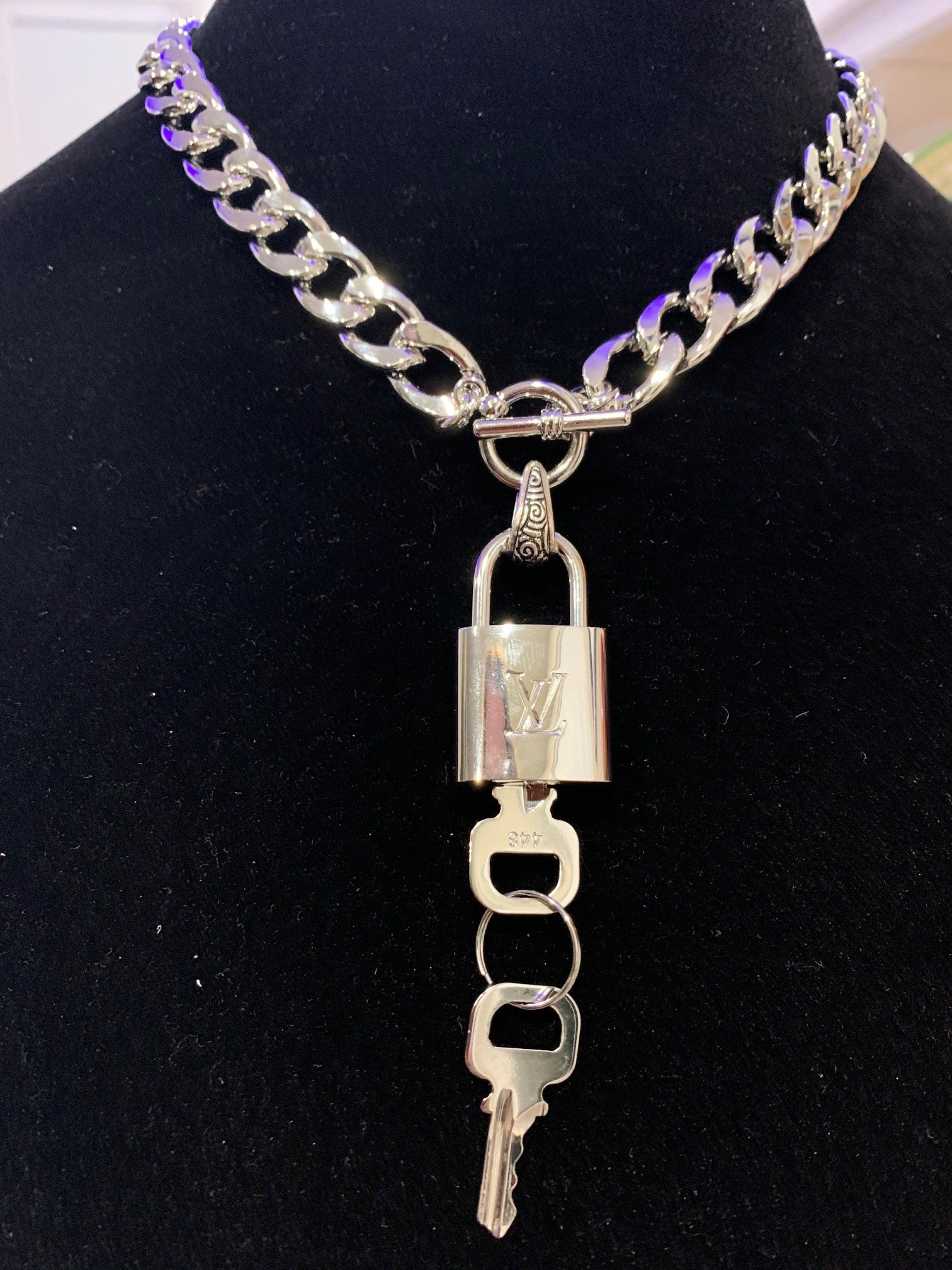 Windswept Enig med vandfald Silver Chunky Chain Necklace with Toggle with Louis Vuitton Padlock – Haus  of Luxury