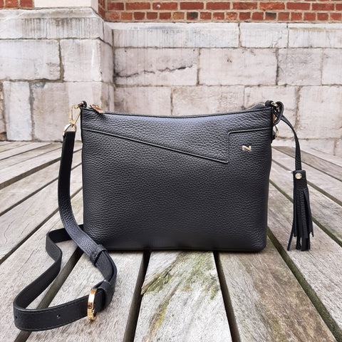Hoe krijg mijn handtas weer mooi zwart? – Artlux Lederwaren