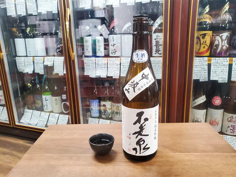 Image of pouring unfiltered raw unprocessed sake into a sake vessel