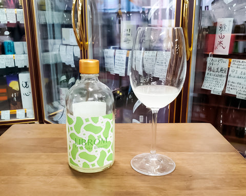 LIBROM VERBENA Origami "Lemon Verbena" is poured into a glass