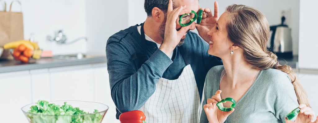 Paar beim Kochen mit frischen Zutaten, die wertvolle Mikronährstoffe für die Augengesundheit enthalten