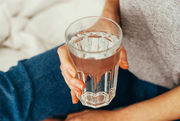 Wasser-trinken-beim-Einnehmen-von-Kurkuma