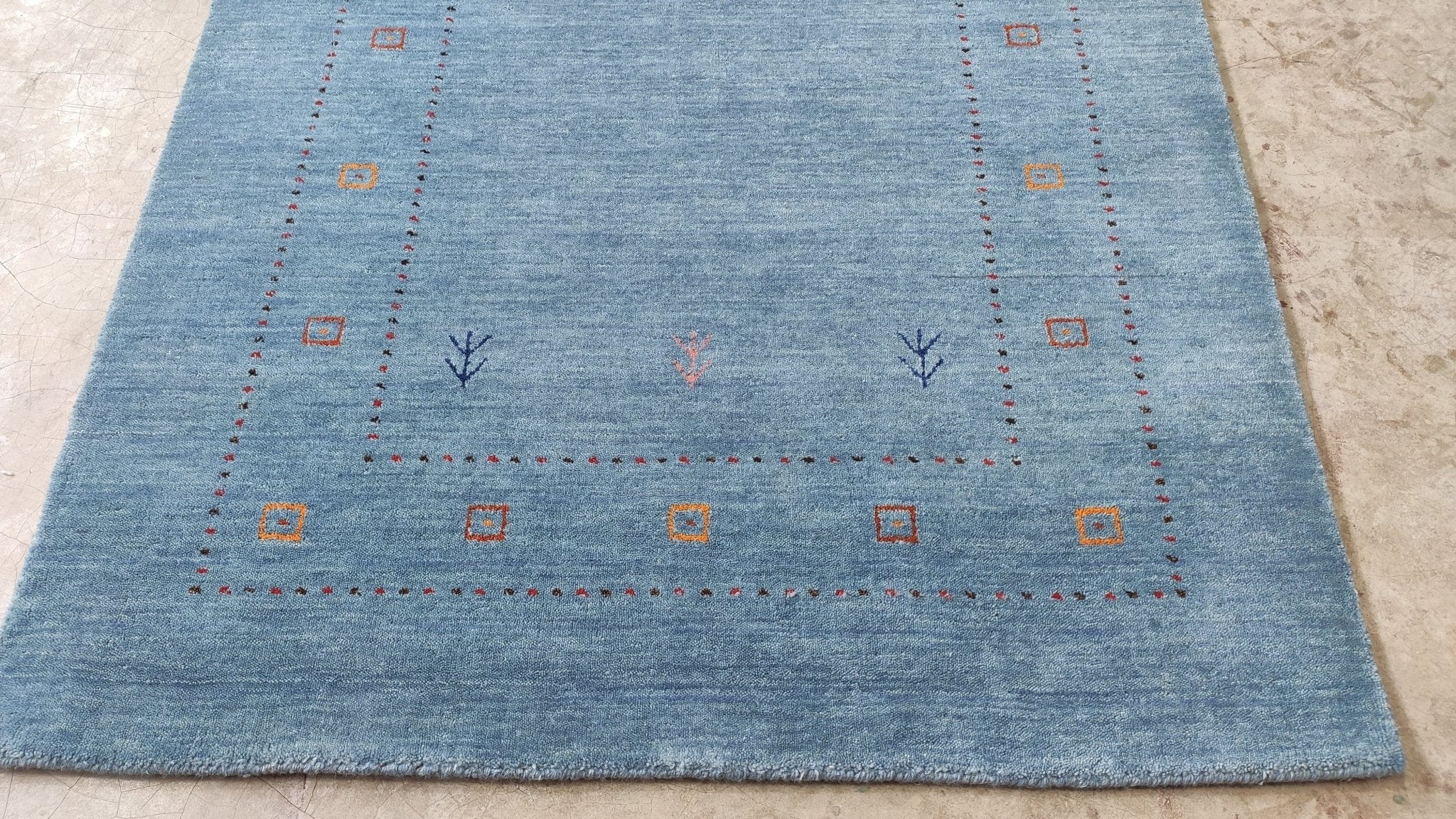 https://cdn.shopify.com/s/files/1/0257/9169/2836/products/4x59-bluebeige-handwoven-gabbeh-rug-728473.jpg?v=1692008703