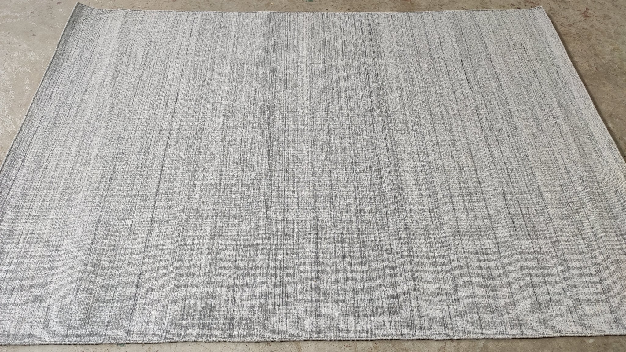 https://cdn.shopify.com/s/files/1/0257/9169/2836/products/cosima-silver-handwoven-durrie-rug-174100.jpg?v=1683156880