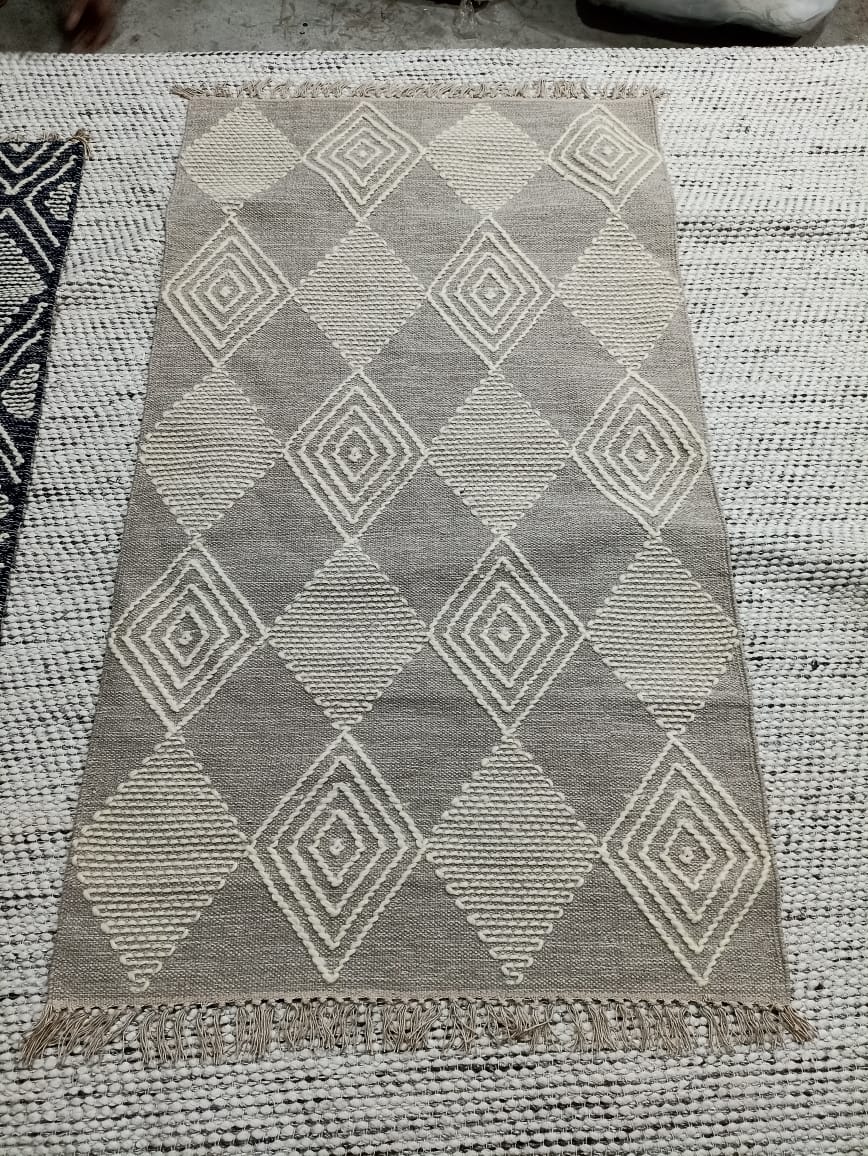 https://cdn.shopify.com/s/files/1/0257/9169/2836/products/duel-3x5-handwoven-grey-and-white-diamond-rug-571318.jpg?v=1683157370