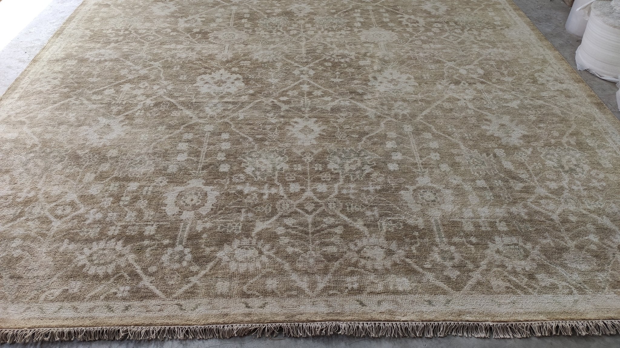 https://cdn.shopify.com/s/files/1/0257/9169/2836/products/stacy-sinclair-10x14-gold-and-beigehand-knotted-oushak-rug-366412.jpg?v=1683163215