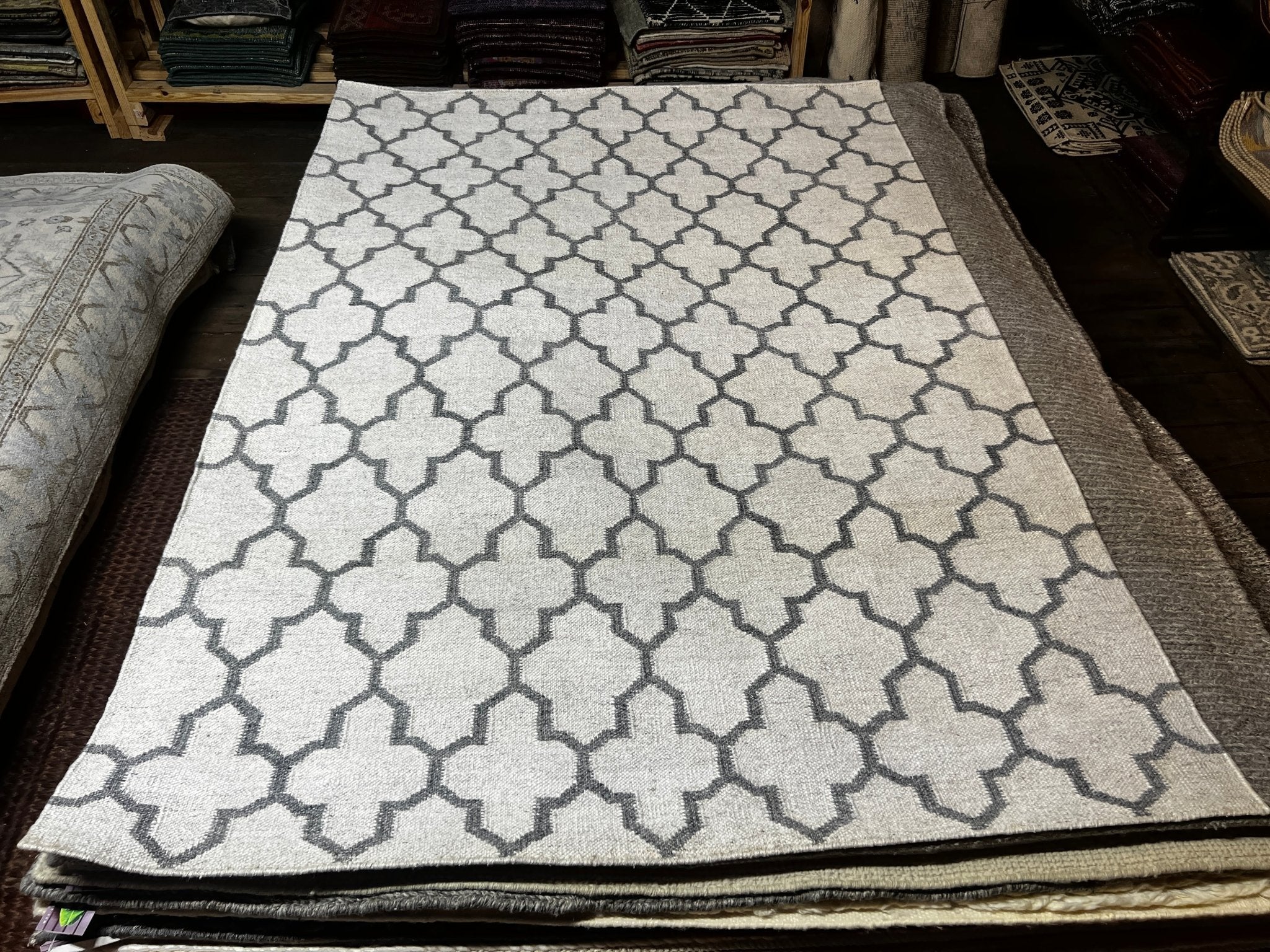 https://cdn.shopify.com/s/files/1/0257/9169/2836/products/tilly-ivory-and-grey-handwoven-jali-rug-multiple-sizes-837222.jpg?v=1701369487