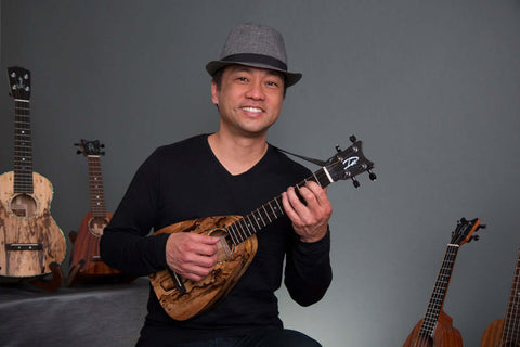 Daniel ho use ukulele shoulder strap on his romero ukulele