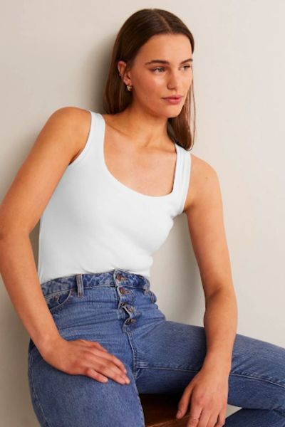 femme-camisole-blanche