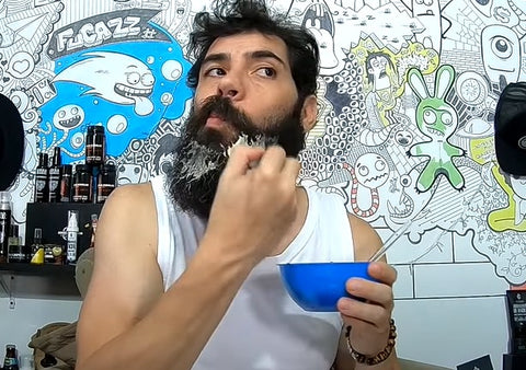 aplicar-creme-para-engrossar-a-barba