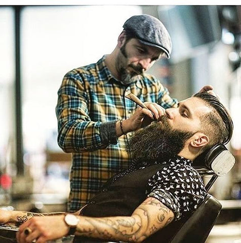 barbeiro-cortando-a-barba