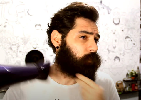 secar-a-barba-com-o-secador