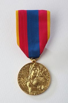 como-limpiar-una-medalla-militar