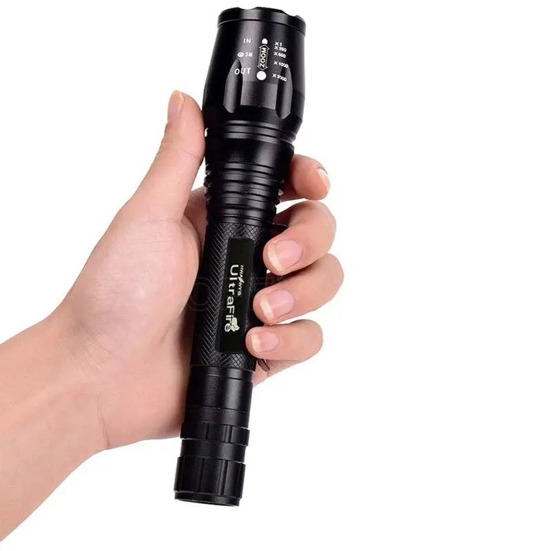 Lampe Torche LED Ultra puissante. XML-T6 Lampe Torche Militaire utilisable  pour vélo ou randonnées et 5 Modes Dont Flash Anti-agression, zooms et  portée de 1km. Conception Antichoc - Matériels de camping et