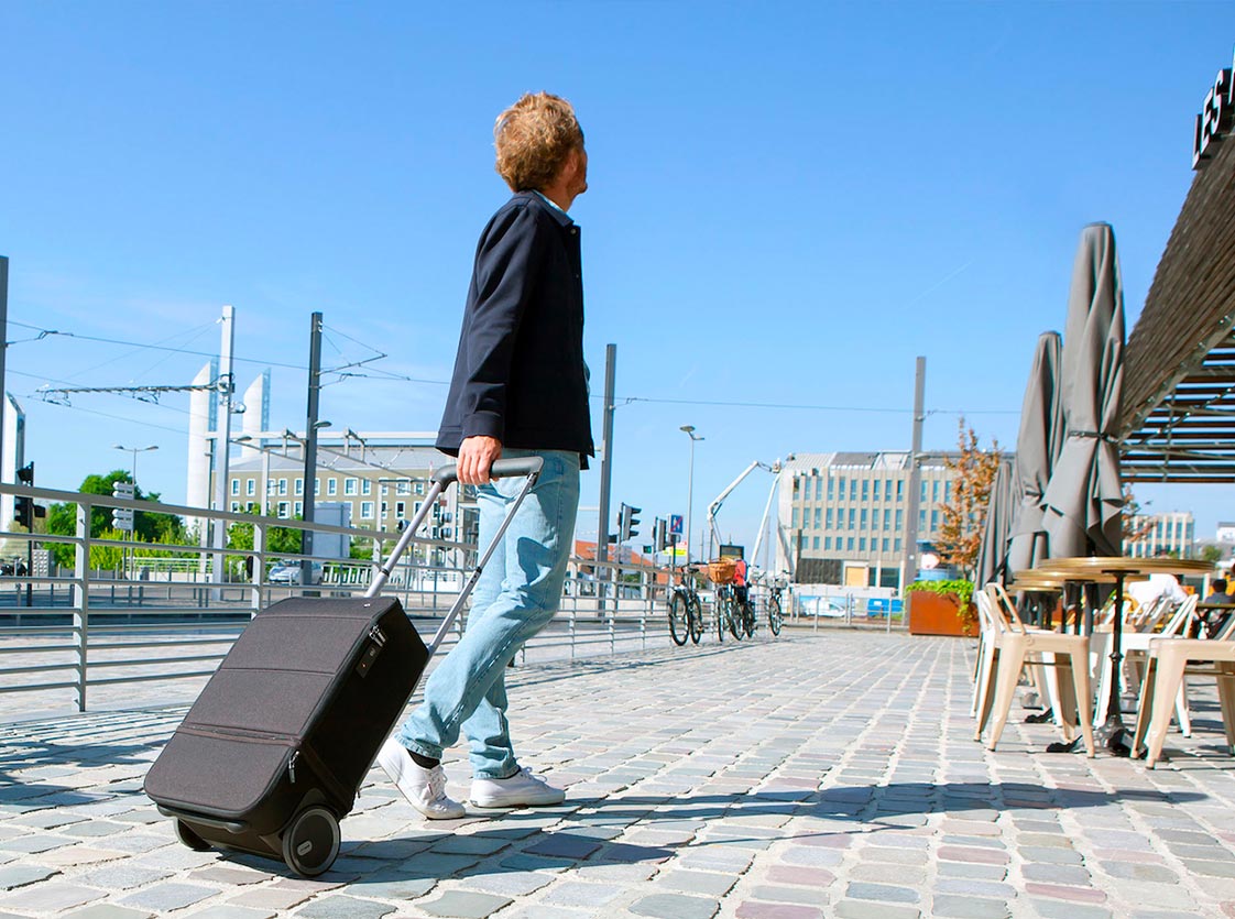 Cabin luggage with silent wheels