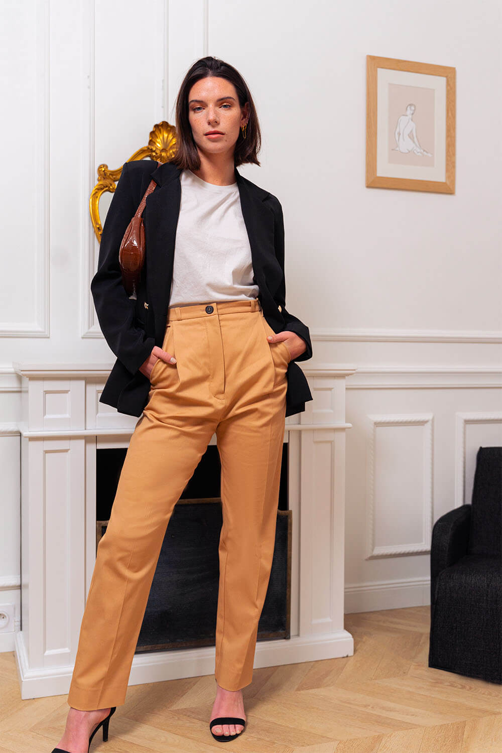 Pantalon Taille Haute Tendance De La Mode Pantalon Taille Haute Femme  Séduisante Brune Porte Des Vêtements à La Mode Féminité Et Met L'accent Sur  La Silhouette Féminine Fille Porte Un Pantalon Taille