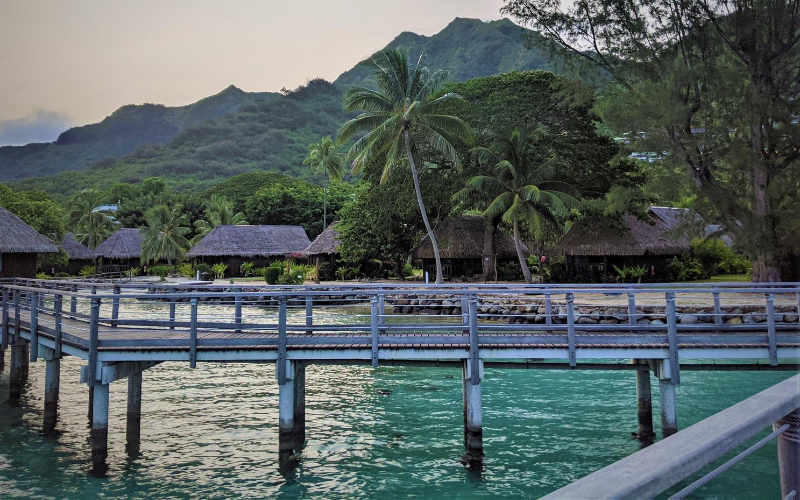 french polynesia couple luxury vacation