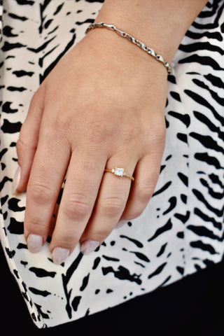 bague avec une pierre de lune