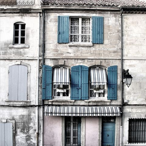 maison de campagne française aux volets bleus