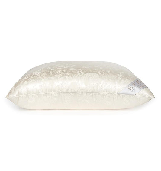 https://cdn.shopify.com/s/files/1/0258/4405/6098/products/sferra-snowdon-pillow.jpg?v=1654017191&width=533