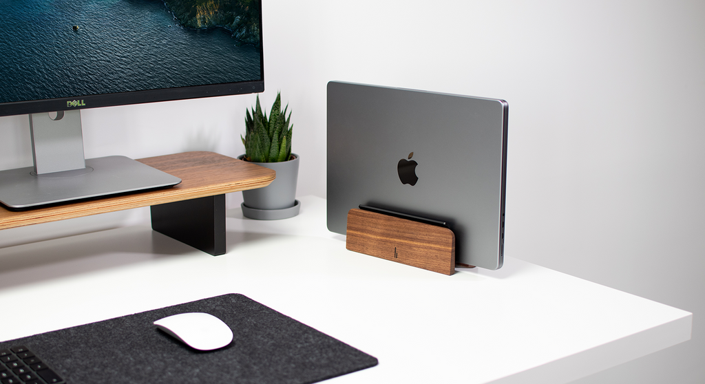 Schreibtisch Setup mit balolo Setup Cockpit Monitorständer aus Holz und Laptophalterung mit Apple Macbook Pro 14 und Apple Mouse
