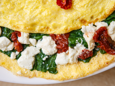 omelette with spinach, tomato, and feta | breakfast with healthy fats