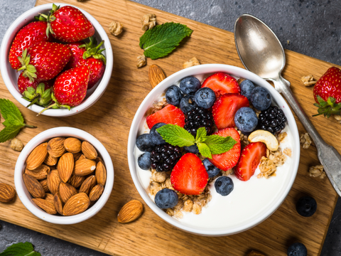greek yogurt with berries and nuts | breakfast with healthy fats