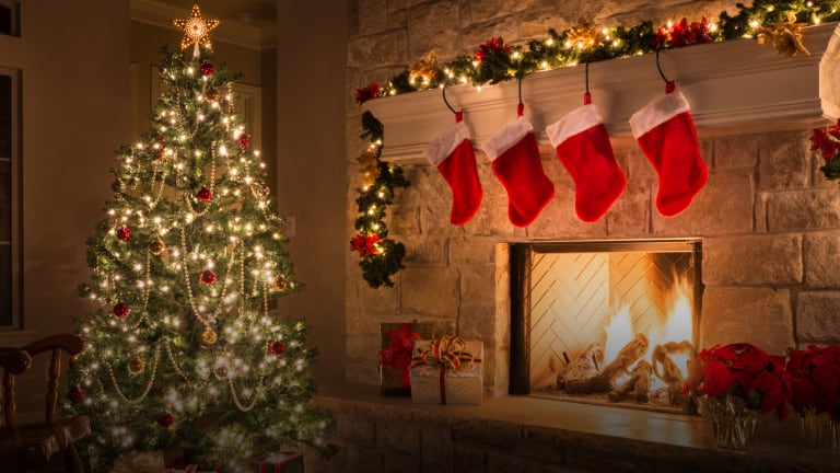 WHAT WE LOVE ABOUT CHRISTMAS: LEAFY TREE, FIREPLACE AND MORE ...