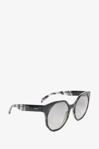 Louis Vuitton® LV Escape Square Sunglasses  Black sunglasses square, Louis  vuitton sunglasses, Square sunglasses