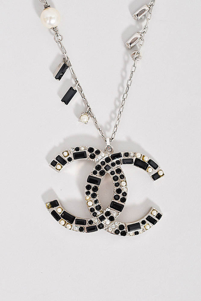 Chanel Black and White CC Logo Faux Pearl Glass Beads Long Necklace –  Madison Avenue Couture