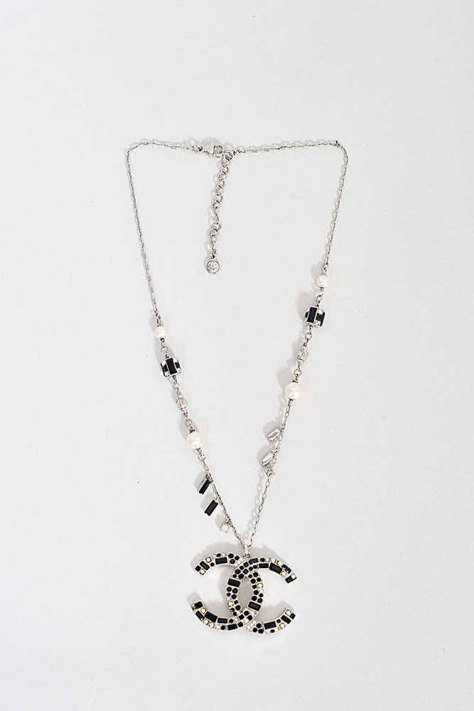 Chanel Black and White CC Logo Faux Pearl Glass Beads Long Necklace –  Madison Avenue Couture