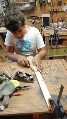 travailler sur une maquette de bateau en bois