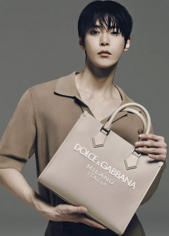 Doyoung met de nieuwe SS24 -tas van Dolce & Gabbana
