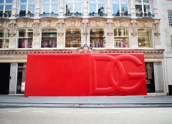 Bolsa de logotipo de DG exhibida en Londres