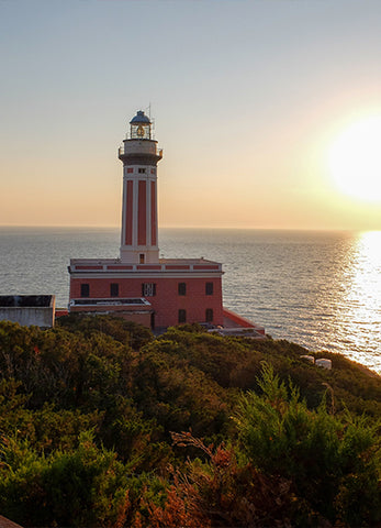 Erleben Sie den atemberaubenden Sonnenuntergang am malerischen Leuchtturm.