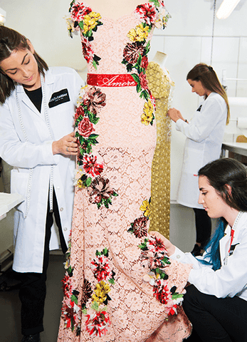 Het aanbrengen van versieringen op Dolce & Gabbana -jurk
