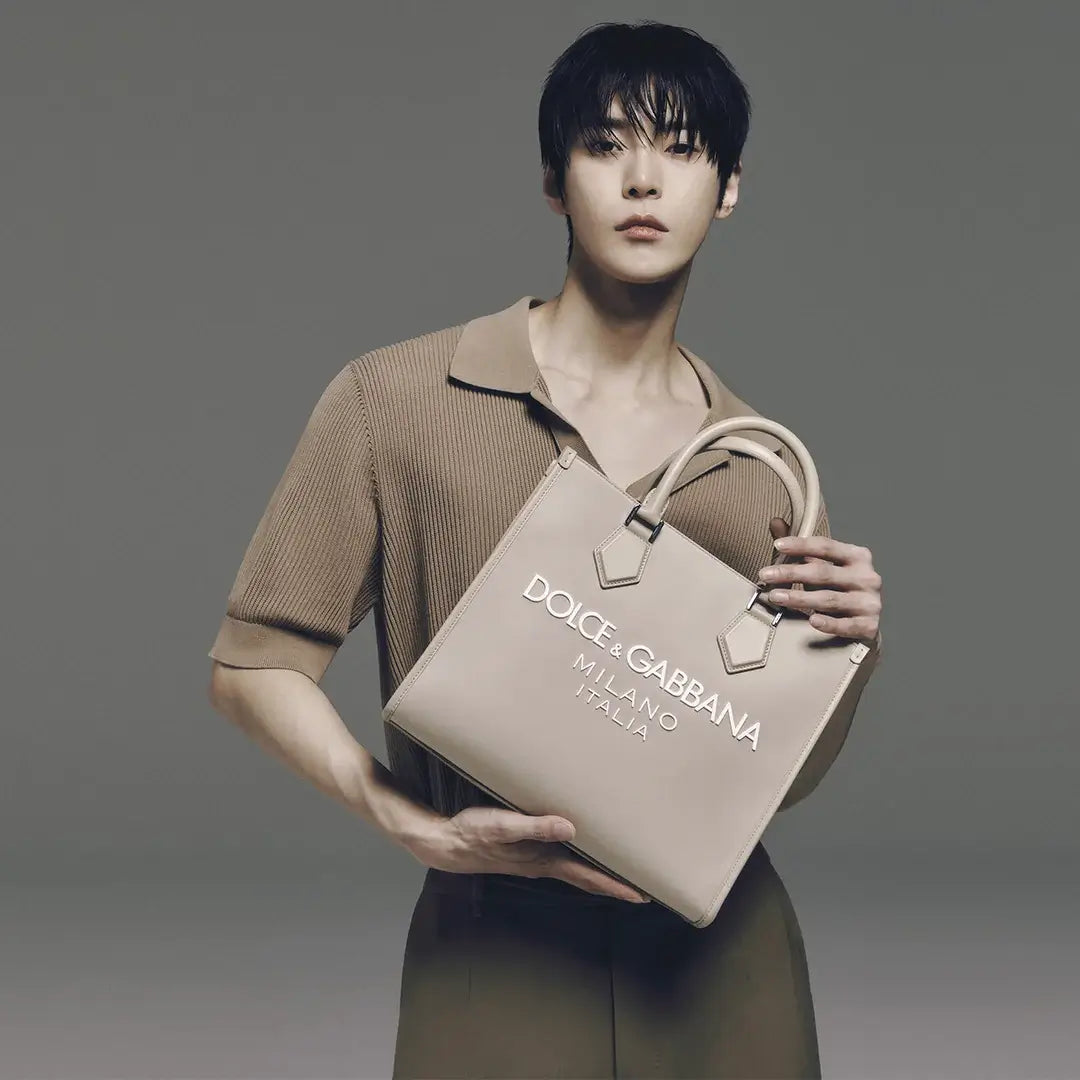 Doyoung cattura la raffinatezza senza tempo di Dolce&Gabbana nell'abbigliamento maschile