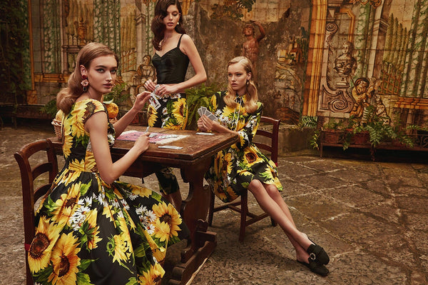- Dolce & Gabbana Oficial - Colección - Modelos de flores amarillas.