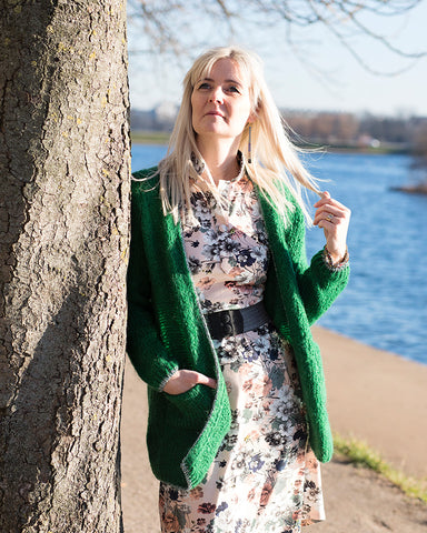 Dagens outfit | Blomstret Annabell skjortekjole | Grøn cardigan | bordeaux Oroblu strømpebukser