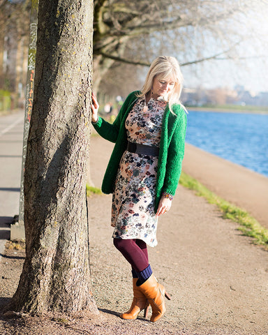 Dagens outfit | Blomstret Annabell skjortekjole | Grøn cardigan | bordeaux Oroblu strømpebukser