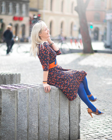 Dagens outfit | Blomstret Celine med blå strømpebukser